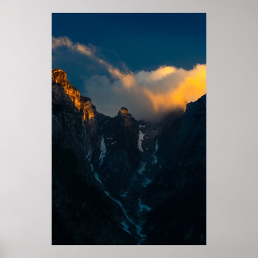 De laatste zonadem op de majestueuze bergen poster (Voorkant)