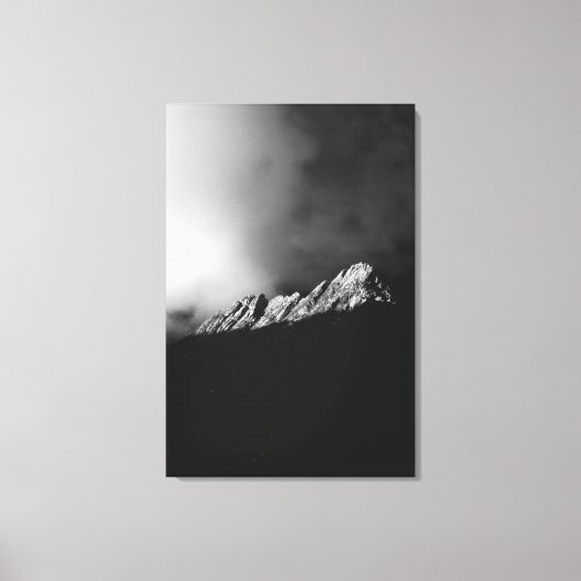 De laatste zonnestralen op de berg in zwart-wit canvas afdruk (Voorkant)