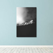 De laatste zonnestralen op de berg in zwart-wit canvas afdruk (Insitu (Houten vloer))
