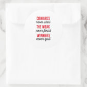 De lafaards beginnen nooit, het Zwak eindigt nooit Ronde Sticker (Tas)