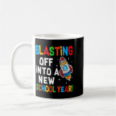 De lancering in een nieuw schooljaar eerste dag on koffiemok (Links)