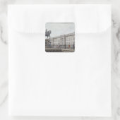De lange brug met een aristocratisch monument vierkante sticker (Tas)