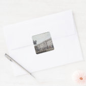 De lange brug met een aristocratisch monument vierkante sticker (Envelop)