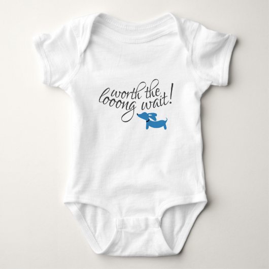 De lange wachttijd van Dachshund Newborn Gift waar Romper (Voorkant)
