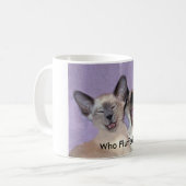 De Laughing Siamese "Who fluffed"-Mok Koffiemok (Voorkant links)