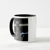 De ledemaat van de aarde snijdt een Soyuz ruimteva Mok (Voorkant links)