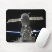 De ledemaat van de aarde snijdt een Soyuz ruimteva Muismat (Met muis)