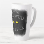 De leegte staart terug latte mok (Rechterhoek)