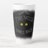 De leegte staart terug latte mok (Voorkant)