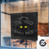 De leegte staart terug raamsticker (Cafe Raam)