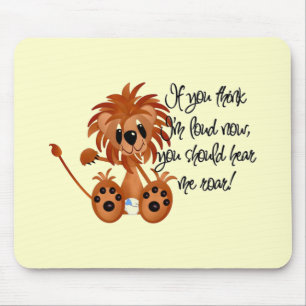 De Leeuw van het baby hoort me de T-shirts en de g Muismat