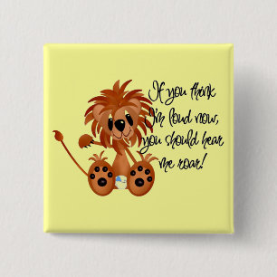 De Leeuw van het baby hoort me de T-shirts en de g Vierkante Button 5,1 Cm