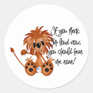 De Leeuw van het baby hoort me de T-shirts en de Ronde Sticker