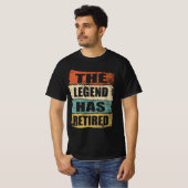 De legende heeft een gepensioneerde  tekst t-shirt (Voorkant volledig)