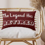 De legende heeft het bos donkerrood en wit ingezie kussen<br><div class="desc">Slimme en handige cadeautjes voor je pensioen met een populaire en grappige prijsopgave voor je pensionering. Deze lumbale kussen hebben een kleurenpalet donkerrood en wit. Het heeft een eenvoudig typografische ontwerp met de ouderdomsaanduiding "De Legende heeft zich in rust gesteld". Het gezegde wordt letterlijk weergegeven in vetgedrukte witte typografie op...</div>