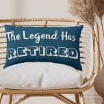 De Legende heeft Ocean Blue en White verlaten Kussen<br><div class="desc">Slimme en handige cadeautjes voor je pensioen met een populaire en grappige prijsopgave voor je pensionering. Deze lumbale kussen hebben een nautisch kleurenpalet van oceaanblauw en wit. Het heeft een eenvoudig typografische ontwerp met de ouderdomsaanduiding "De Legende heeft zich in rust gesteld". Het gezegde wordt letterlijk gekarteld in vetgedrukte witte...</div>