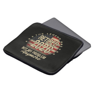 De legende is met pensioen 2026 Grappig  Laptop Sleeve