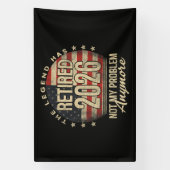 De legende is met pensioen 2026 Grappig Spandoek (Verticaal)