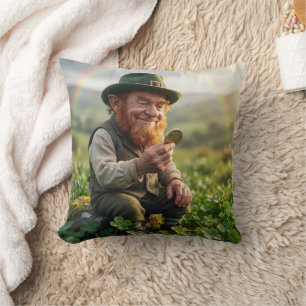 De Leprechaun van St. Patrick's Day bewondert een Kussen