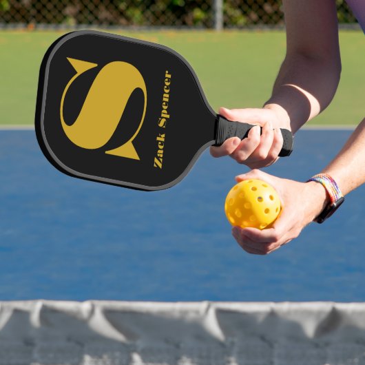 De letter "S" en een persoonlijke naam zwart / gou Pickleball Paddle (Insitu)