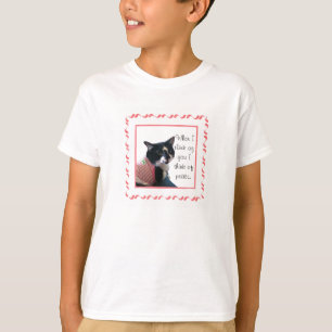 De leuke Kat van de Smoking denkt aan de T-shirts
