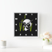 De leuke zwart-witte panda draagt in een vierkante klok (Huis)