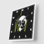 De leuke zwart-witte panda draagt in een vierkante klok (Hoek)