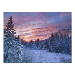 De levendige zonsondergang schildert de hemel bove foto afdruk