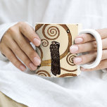 De levensboom van Gustav Klimt Tweekleurige Koffiemok<br><div class="desc">Een mooie mok koffie met het symbolische schilderij van Gustav Klimt (1862-1918),  The Tree of Life (C.1909). Een abstract van een boom met gedraaide takken. Een van de drie kunstwerken van de Stoclet Frieze die in opdracht van de Palais Stoclet in Brussel (België) werd uitgevoerd.</div>
