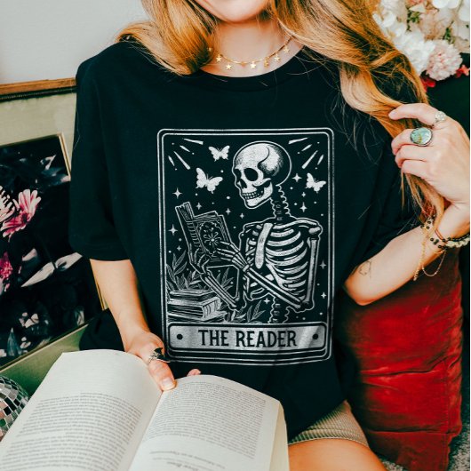 De lezer Skeleton lezen Booklover Halloween T-shirt