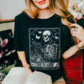 De lezer Skeleton lezen Booklover Halloween T-shirt