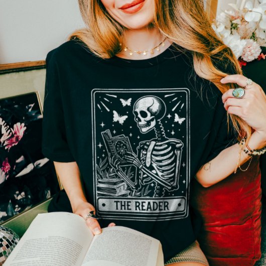 De lezer Skeleton lezen Booklover Halloween T-shirt