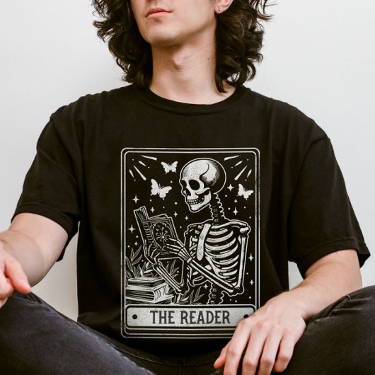 De lezer Skeleton lezen Booklover Halloween T-shirt