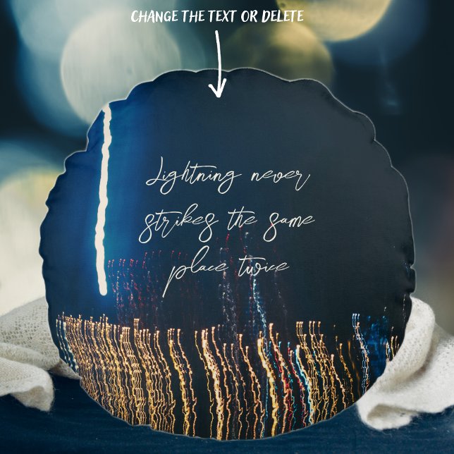 De lichten van de stad op donkerblauwe achtergrond rond kussen (Creator heeft geüpload)