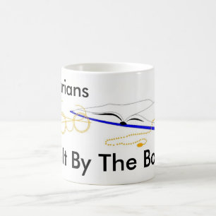 De lieden doen het door de boeken koffiemok