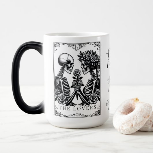 De liefhebbers Tarot Kaart Skeletten Monogram Brui Magische Mok (Met donut)