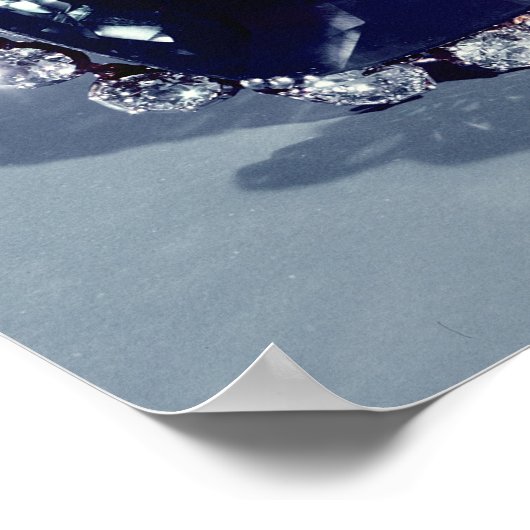 De Logan Brooch Poster (Hoek)