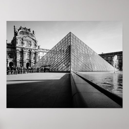 De Louvre in BW Poster (Voorkant)