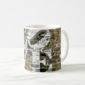 De LOVE MUG Nuetrale Bakstenen Urban Graffiti Koffiemok (Voorkant rechts)