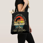 De lucht roept me Ik moet gaan skydiven Tote Bag (Dichtbij)