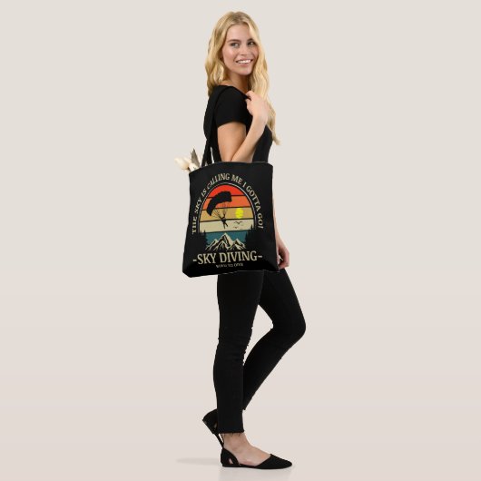 De lucht roept me Ik moet gaan skydiven Tote Bag (Op model)