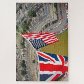 De luchtballon vliegt over de weg. legpuzzel (Verticaal)