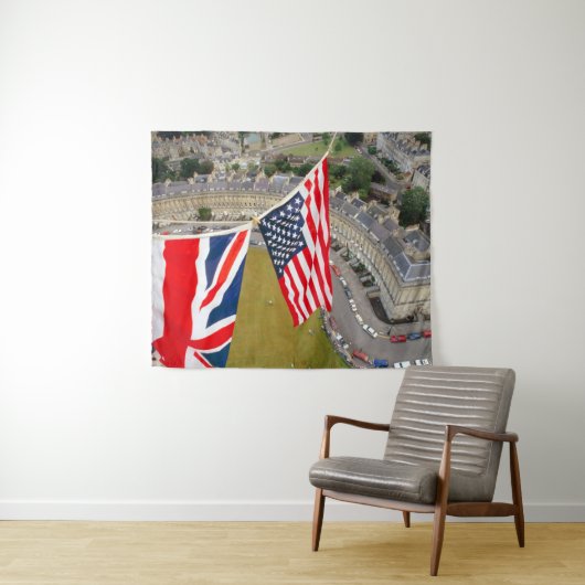 De luchtballon vliegt over de weg. wandkleed (In Situ (horizontaal))