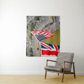 De luchtballon vliegt over de weg. wandkleed (In situ)