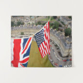 De luchtballon vliegt over de weg. wandkleed (Voorkant (horizontaal))