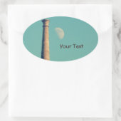 De maan en een toren: Aberystwyth Ovale Sticker (Tas)