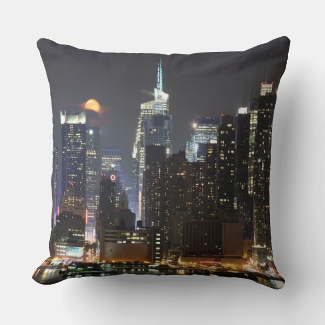 De maan gaat over Midtown New York. Kussen (Voorkant)
