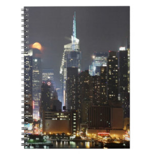 De maan gaat over Midtown New York. Notitieboek