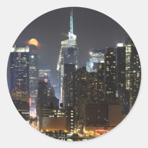 De maan gaat over Midtown New York. Ronde Sticker