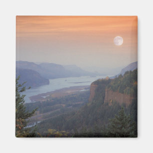 De maan hangt in de lucht boven de Vista Magneet